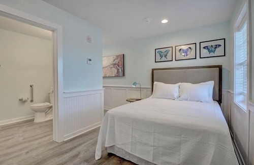 Surf City Hotel | Loggerhead Inn & Suites - Queen Room in hotel in Surf City, North Carolina