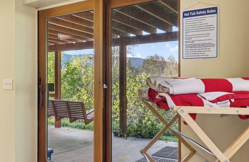 Rileyville House | Lone Bear Cabin: EV, River Access, Mountain Views, Fireplace, Hot Tub