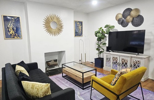 Los Angeles House | LOS ANGELES 6 BR HOME - Sleeps 8-10 - FREE PARKING -BBQ