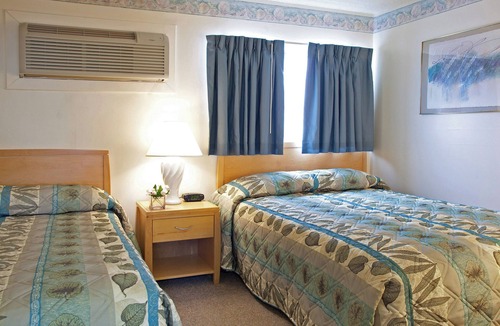 Wildwood Crest Hotel | Lotus Inn - Poolside Efficiency Suite - 1 queen, 1 double, 1 q