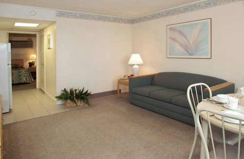 Wildwood Crest Hotel | Lotus Inn - Poolside Efficiency Suite - 1 king