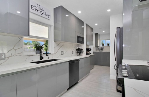 Miami Gardens House | Love Ur Journey♥️Backyard Dream♥️King Bed♥️Sleeps 11