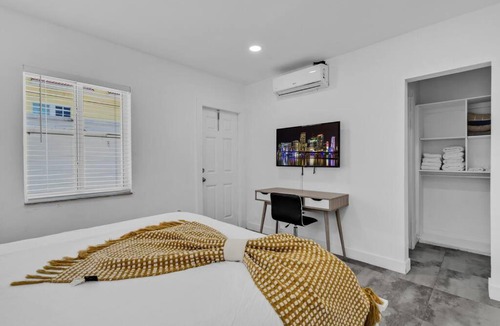 Hollywood South Central Beach Apartment | Lovely 1 Bedroom Walking Distance To Ocean - Suite 9
