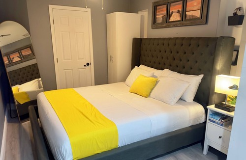 Sunrise Apartment | Lovely 1-bedroom with personal backyard in Sunrise