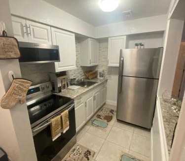 Oakland Park House | Lovely 2-bedroom 1-bath rental in Oakland Park FL