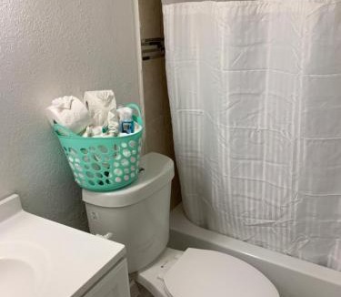 Oakland Park House | Lovely 2-bedroom 1-bath rental in Oakland Park FL