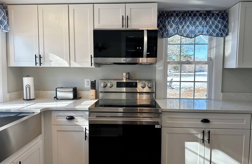 Wittman Cottage | Lovely 2-bedroom waterfront cottage in charming Wittman