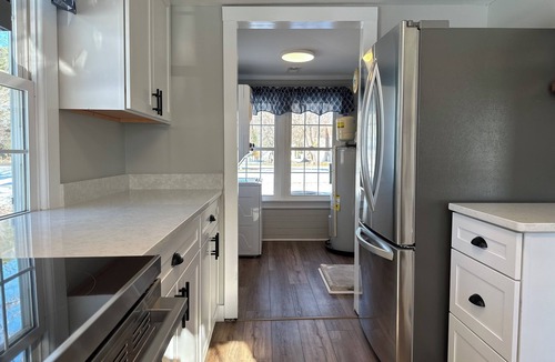 Wittman Cottage | Lovely 2-bedroom waterfront cottage in charming Wittman