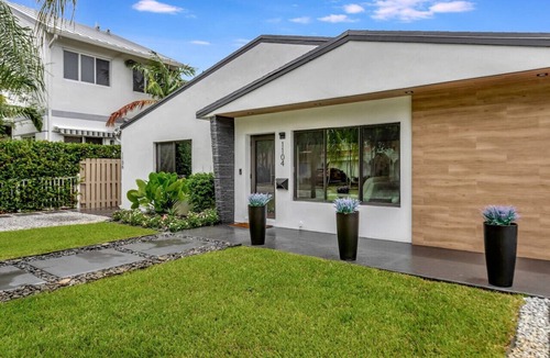 Lake Ridge House | Lovely 2BR 2BA Modern Flat w/Vibrant Backyard