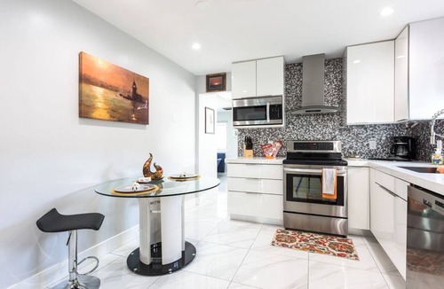 Hollywood Hills House | LOVELY 4/2 VILLA WITH LARGE PRIVATE POOL