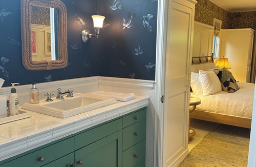 Brentwood Bed & Breakfast | Lovely Garden Suite in Brentwood