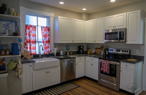 Cambridge House | Lovely Newly Renovated 3 Bed House Walk to IronMan with Off-Street Parking