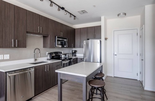 Jefferson Manor Apartment | Lovely Potomac Yard City 1BR w/W/D & Gym, nr Airport, by Blueground