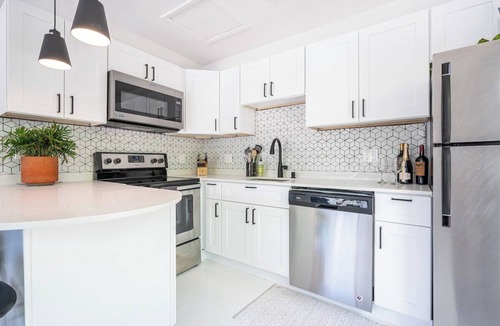 Coral Ridge Isles Apartment | Lovely Studio Suite - Heated Pool - 10 mins Beach