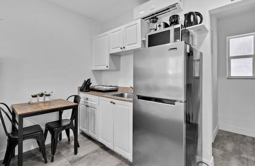 Hollywood South Central Beach Apartment | Lovely Studio Walking Distance To Ocean - Suite 7