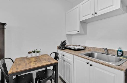 Hollywood South Central Beach Apartment | Lovely Studio Walking Distance To Ocean - Suite 7
