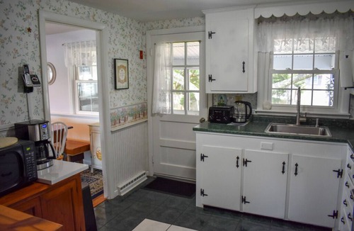 West Dennis House | Lovely three bedroom home-located in West Dennis Fingers