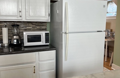 Gloucester Apartment | Lovely Upstairs Apartment - Beach getaway on Historic Main St. w/AC