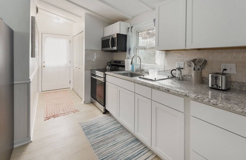 Colonial Beach House | Lovers' Lake View Oasis . Hot Tub, Wineries, Beach
