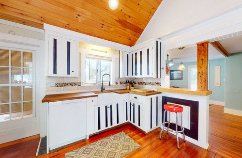 Falmouth Cottage | Lovingly restored 1800s cottage, fenced yard, outdoor shower, firepit