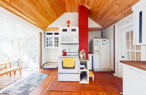 Falmouth Cottage | Lovingly restored 1800s cottage, fenced yard, outdoor shower, firepit