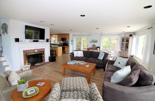 Wellfleet House | Lt. Island 4BD Waterfront Beauty-RIGHT ON THE BEACH, A/C, Screen Porch, Deck & Direct Water Access