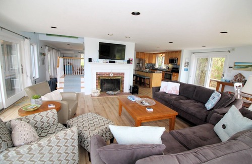 Wellfleet House | Lt. Island 4BD Waterfront Beauty-RIGHT ON THE BEACH, A/C, Screen Porch, Deck & Direct Water Access