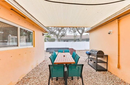 Highland Garden House | Lucky Family Charm STR-2750