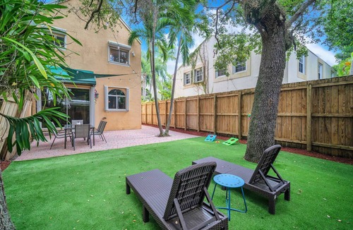 Coconut Grove House | Lush & Spacious Tropical Retreat in Coconut Grove