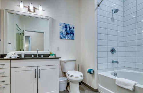 Hingham Apartment | Lux 2 Bed/2 Bath Apartment with Amenities Near Shipyards