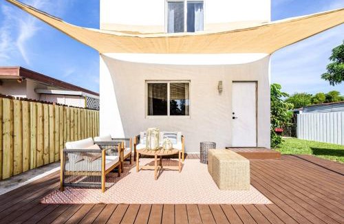 West Little Havana House | Lux 6BR Villa with Pool, King Beds and Top Amenities