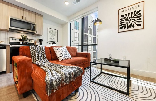 East Liberty Apartment | LUX - Studio + King Bed + Gym + Free Parking
