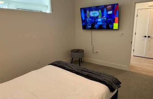 Downtown Long Beach Apartment | LUX Walk Conv Ctr Free Park Wi-Fi EV Hot Tub Gym E