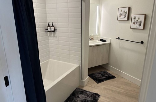 Downtown Long Beach Apartment | LUX Walk Conv Ctr Wi-Fi Free Park EV Pool Gym J