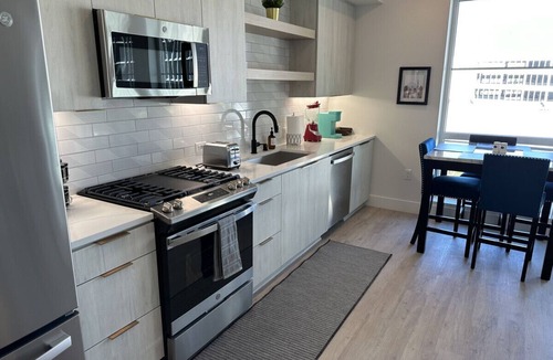 Downtown Long Beach Apartment | LUX Walk Conv Ctr Wi-Fi Pool Free Park Gym EV H