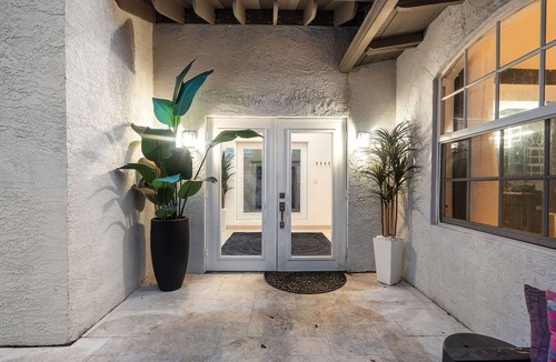 Victoria Park House | Luxe 5BR 4BA Heated Pool 10 Min to Beach BBQ