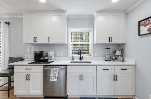 Ettrick House | Luxe Cottage - South Chesterfield Stylishly renovated, w/large master suite