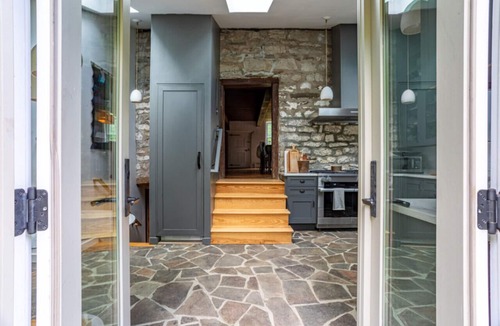 Town of Marbletown House | Luxe Historical Style - 2 FP’s & Soaking Tub