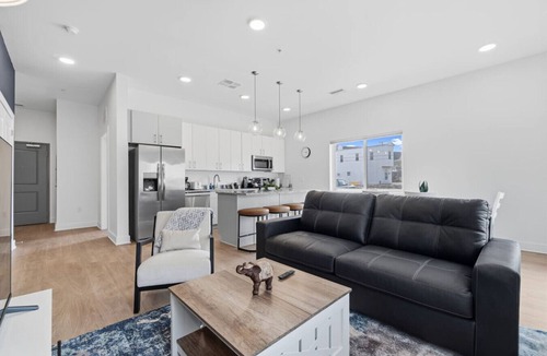 Little Italy Apartment | Luxe Lil` Italy 2BR | Sleeps 6 | Free Parking+Gym