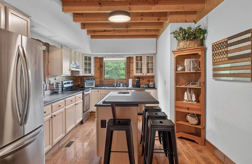Slatyfork Farm Cabin | Luxe Mntn Escape near Snowshoe | Mntn Views, Hot Tub, 5 Wooded Acres