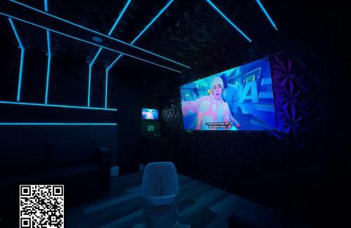 Jewett House | Luxe Party Retreat Ski Pool Karaoke Game Movie