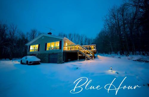 Jewett House | Luxe Party Retreat Ski Pool Karaoke Game Movie