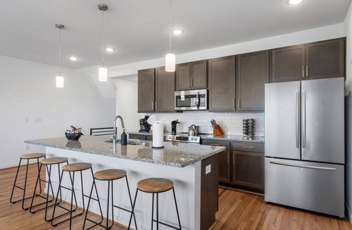 North Chesterfield Apartment | Luxe Penthouse 'n Old Town Manchester with Views!