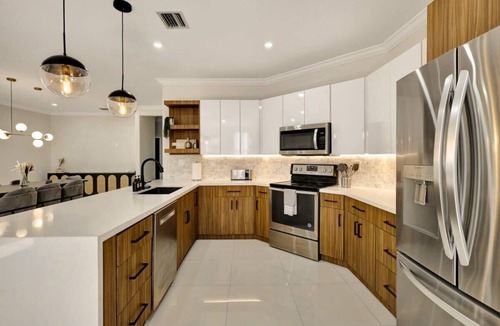 Ludlam House | Luxe Pool & Fire Pit | 5 min to Dolphin Mall