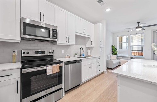 River District Apartment | Luxe Riverwalk 1BR/Walkable/Monthly Ready + Washer/Dryer