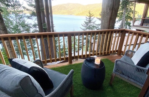 Clarksville Apartment | LUXE studio/with Hayden Lake private dock & hot tub "Blue Hayden"