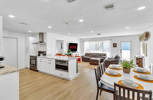Coral Ridge Isles Villa | LUXE Villa 2mi BEACH+BOAT Rental+HTD POOL+SPA!