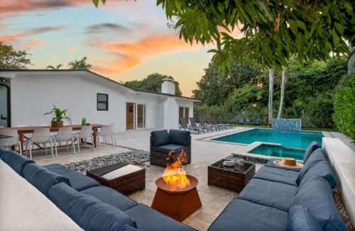 Golden Glades Villa | LUXE Villa, Heated Pool, Fire Pit, GAMES
