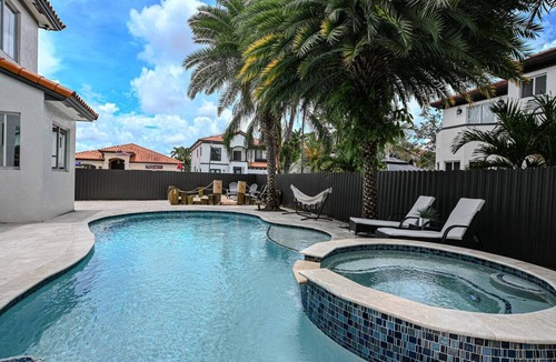 Tamiami House | LuxOasis Getaway Heated Pool/Minigolf/Beach/Chess