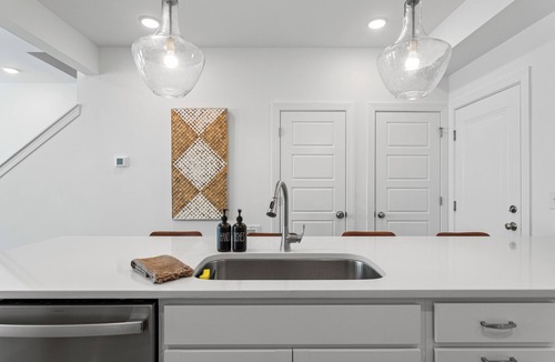North Raleigh House | Luxurious 3-bedroom townhome/Gourmet Kitchen/King bed/Garage/AC in Raleigh, NC